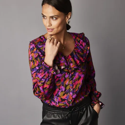 Bluză cu imprimeu și volane