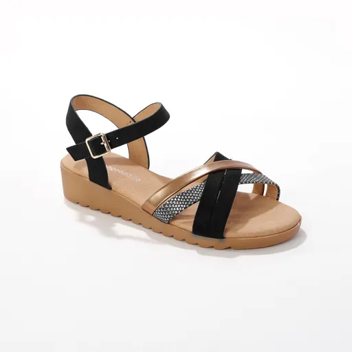 Sandale cu curea pe o pantă