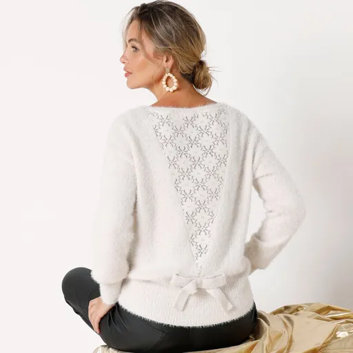 Pulover tricotat cu puf și dantelă la spate