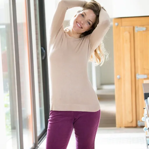 Pulover cu gât rotund și nasturi aurii pe mâneci