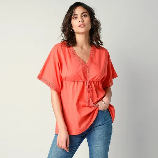 Top poncho cu macrameu și ciucuri