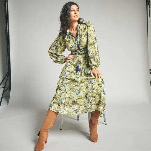 Rochie lungă cu guler înalt și imprimeu floral