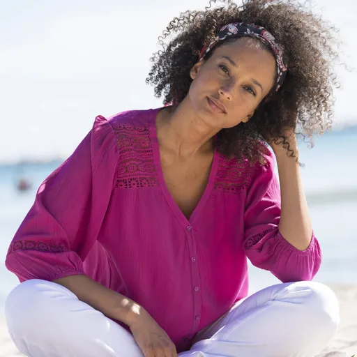 Bluză cu decolteu în V și macramé