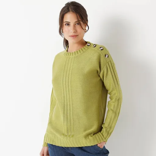 Un pulover cu nasture pe umăr, confecționat din material tricotat cu model plastic