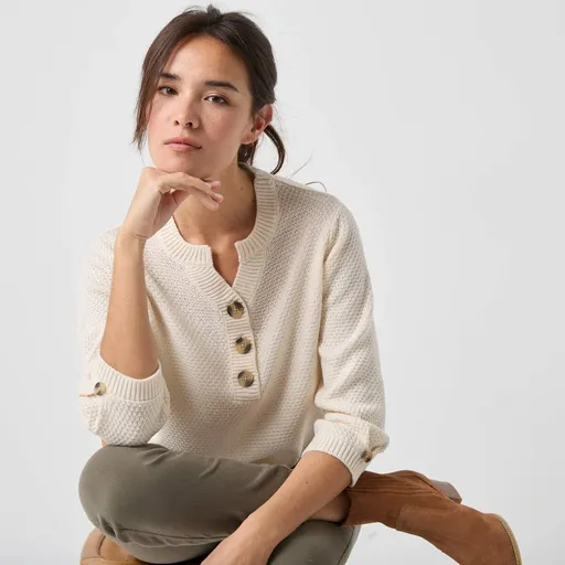 Pulover cu nasturi și model perlat