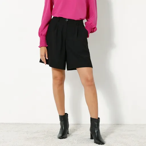 Pantaloni scurți largi care curg