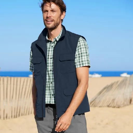 Vestă cu guler înalt și buzunare, cu fermoar