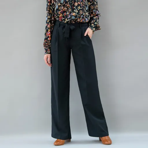 Pantaloni vaporoși cu curea și
		talie elastică la spate