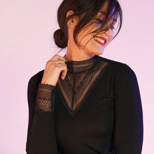 Tricou cu detalii din dantelă