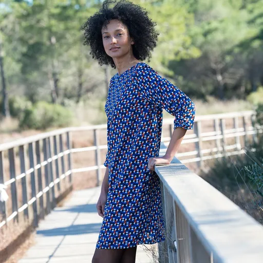 Rochie dreaptă cu design grafic și mâneci 3/4