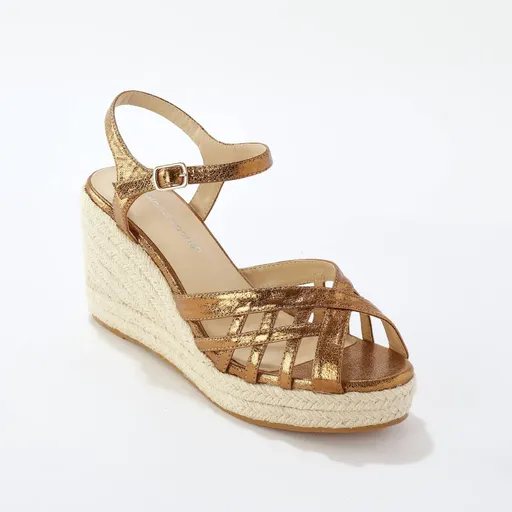 Sandale cu curea pe o pantă