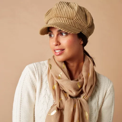 Beretă din catifea cu pelerină