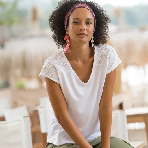 Tricou cu decolteu în V și macramé