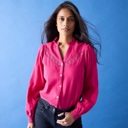 Bluză cu nasturi și macrame