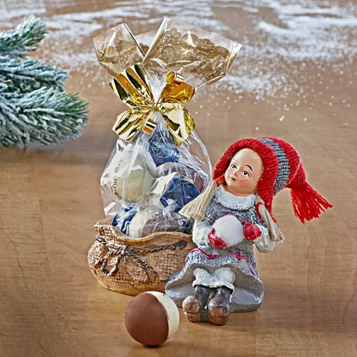 Fetița Lisa cu produse de cofetărie