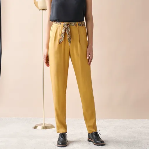 Pantaloni strâmți de culoare uni cu curea