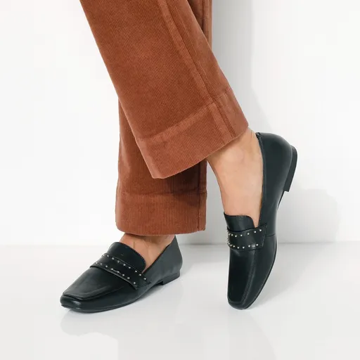 Mocasini cu nituri și vârf pătrat