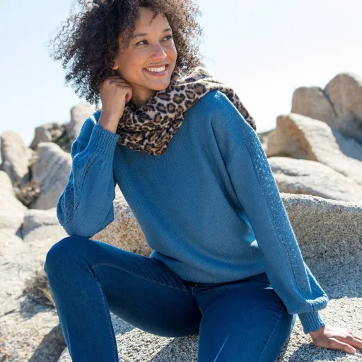 Pulover cu model ajurat și margini ondulate