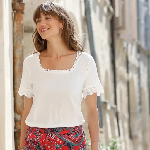 Tricou cu decolteu pătrat și dantelă