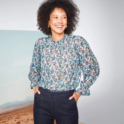 Bluză cu guler ridicat, voal imprimat