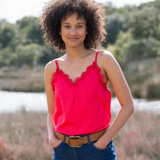 Top cu dantelă și nasturi la decolteu