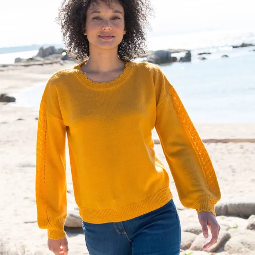 Pulover cu model ajurat și margini ondulate