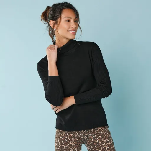 Pulover cu guler înalt și nervuri pentru o siluetă mai mică