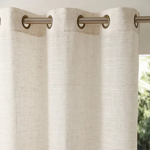 Perdea voal din material original, finisată cu ochiuri de ochi