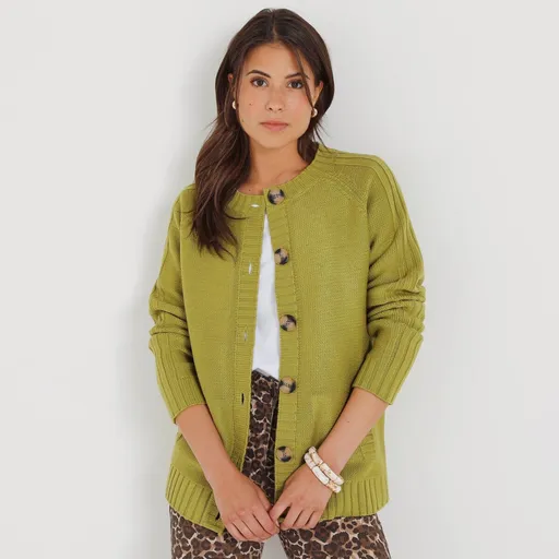 Un pulover cu nasturi, tricotat cu un model din plastic