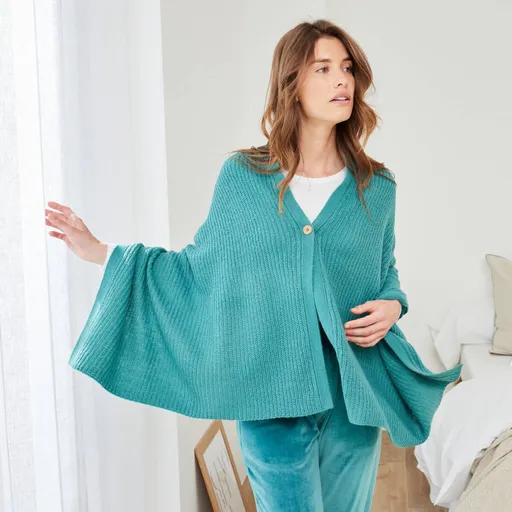 Poncho tricotat cu model simplu