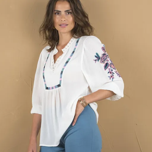 Bluză creponată cu mâneci largi 3/4 și broderie