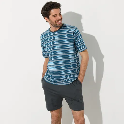 Pijamale cu dungi, pantaloni scurți și decolteu cu nasturi