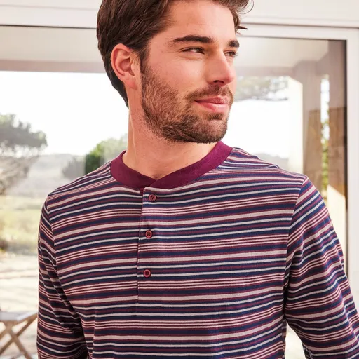 Pijamale cu dungi, pantaloni și decolteu cu nasturi