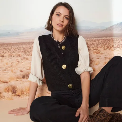 Vestă cu nasturi aurii