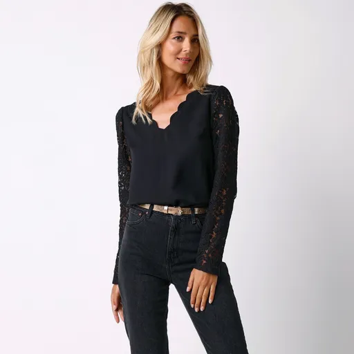 Bluză cu mâneci din dantelă și panglică la spate