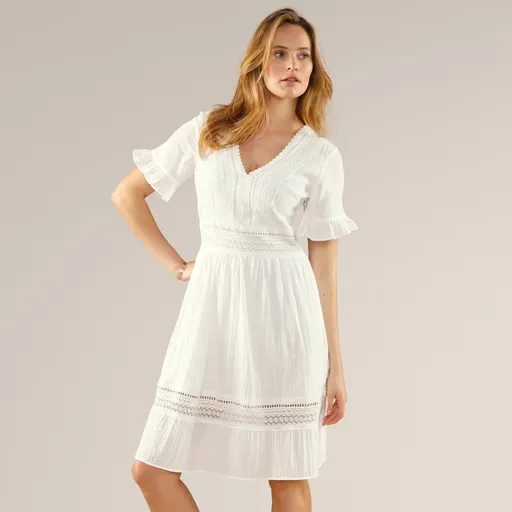 Rochie din crep cu macrameu și volane