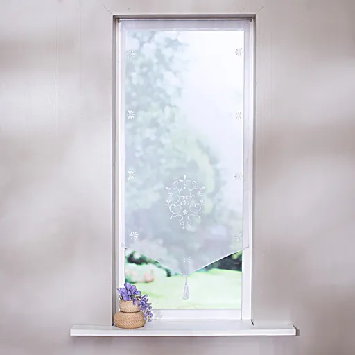 Cortină din vitraliu cu broderie