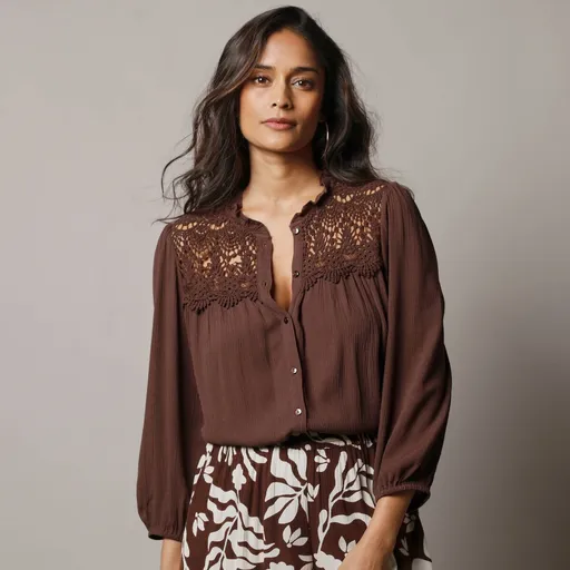 Bluză din crep cu macrame și mâneci 7/8