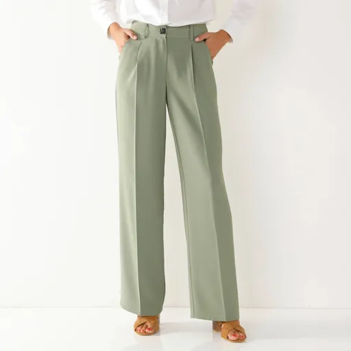 Pantaloni largi care curg