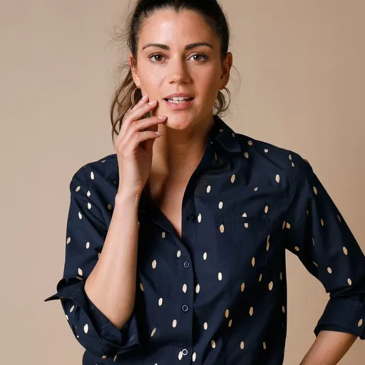 Cămașă cu mâneci suflecate și imprimeu auriu