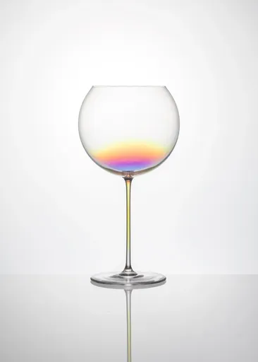 Lukáš Houdek a HG atelier s.r.o. Pahar cu efect de curcubeu pentru vin - Lukáš Houdek