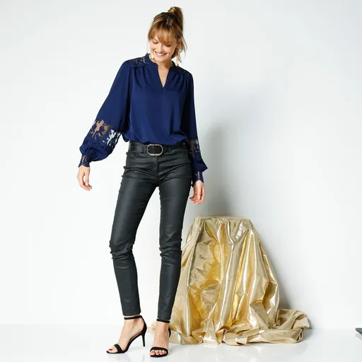 Bluză cu dantelă și mâneci lungi