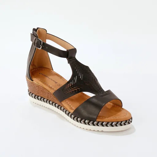 Sandale perforate pe o talpă din lycra