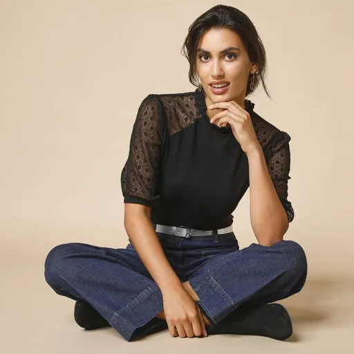 Tricou cu dantelă și mâneci lungi până la cot