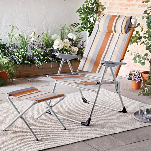 Fotoliu de vară și taburet de picioare