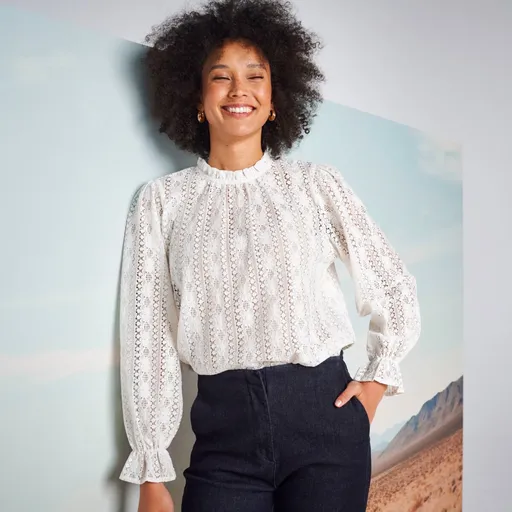 Bluză din dantelă uni cu guler ridicat