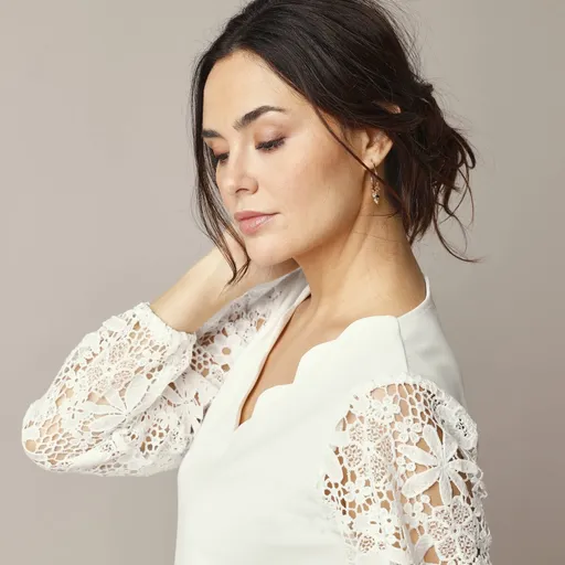 Rochie scurtă evazată cu macramé