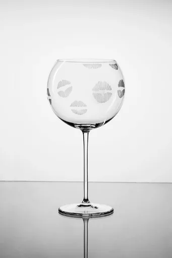 Lukáš Houdek a HG atelier s.r.o. Pahar de vin PRICELESS KISS / Sărut neprețuit, 10 sărutări - Lukáš Houdek