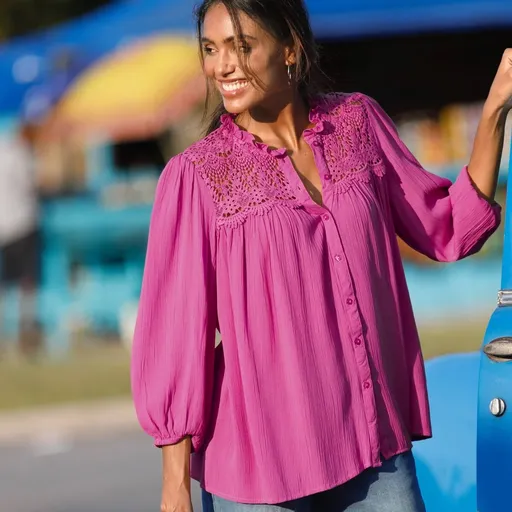 Bluză din crep cu macrame și mâneci 7/8