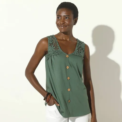 Top cu nasturi și macramé